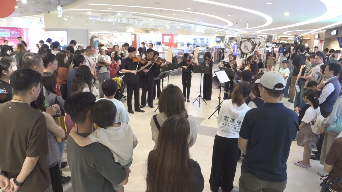 建華等四校音樂班快閃  走入商場演出引圍觀