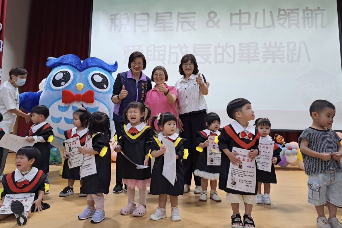 幼兒人生首場畢業典禮不受控跑跳哭鬧現場充滿童趣家長紛紛捕捉畫面