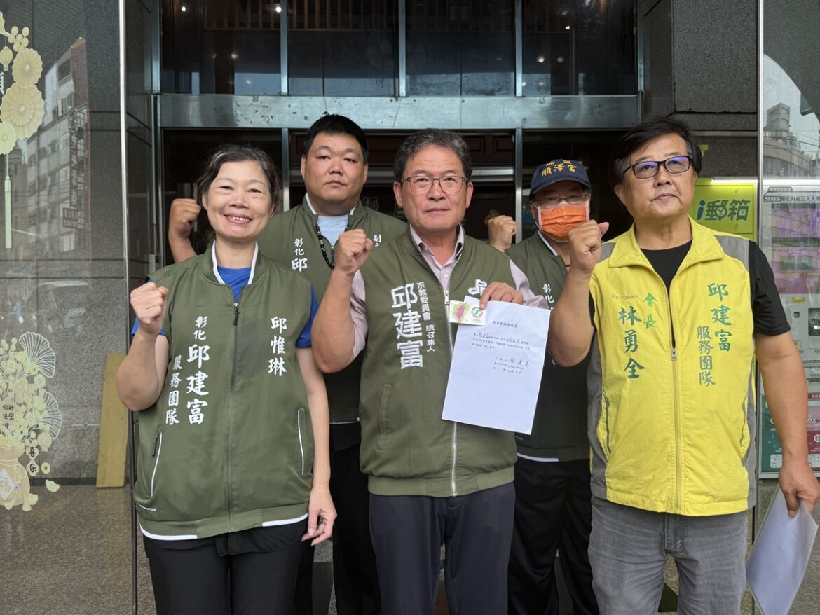 影音/創黨黨員再也待不下去   邱建富親送退黨申請