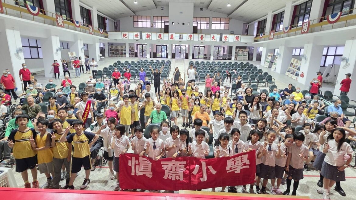 慎齋國小音樂傳愛彰化榮家　悠揚樂音串起溫馨世代情
