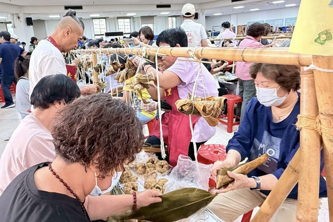 讓弱勢家庭同享端午好滋味！板橋區公所辦愛心包粽活動　百名里長齊聚大禮堂凝聚在地溫暖大愛