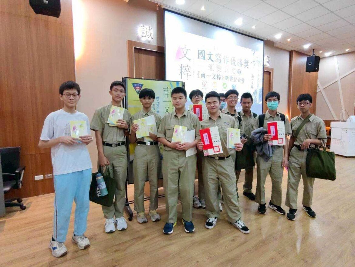 校友吳榮彬連續兩年全額贊助南一中出版《文粹》　見證學生蛻變