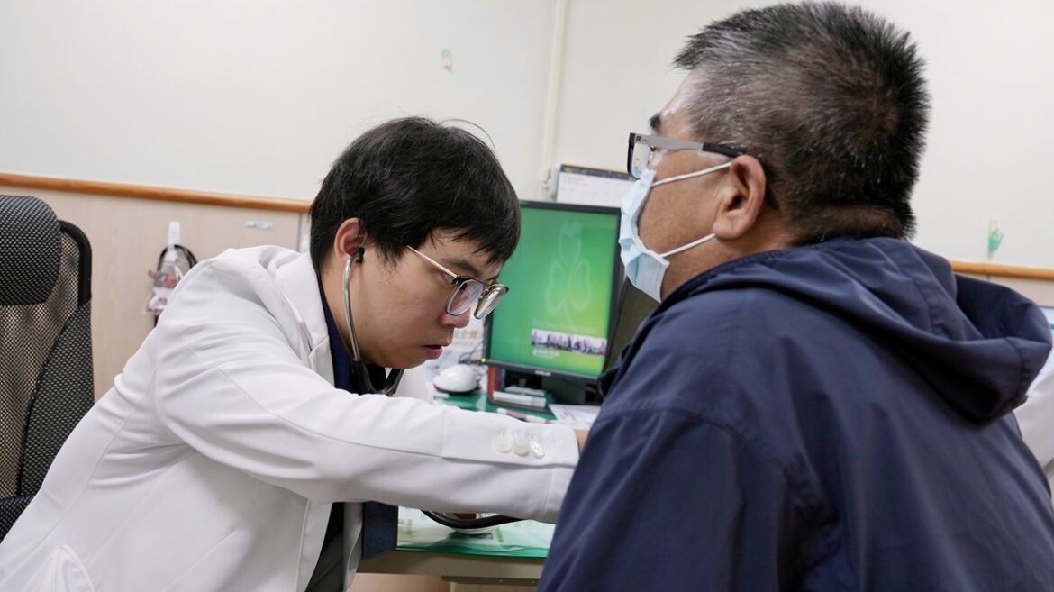 阿公陽台抽菸害孫反覆咳嗽   三手菸看不見更傷肺