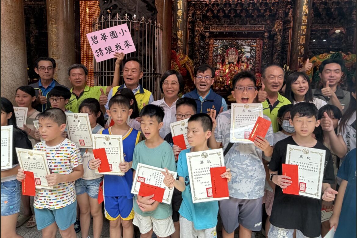 發揚媽祖慈悲精神 三重義天宮捐贈獎助學金協助300名學子安心就學