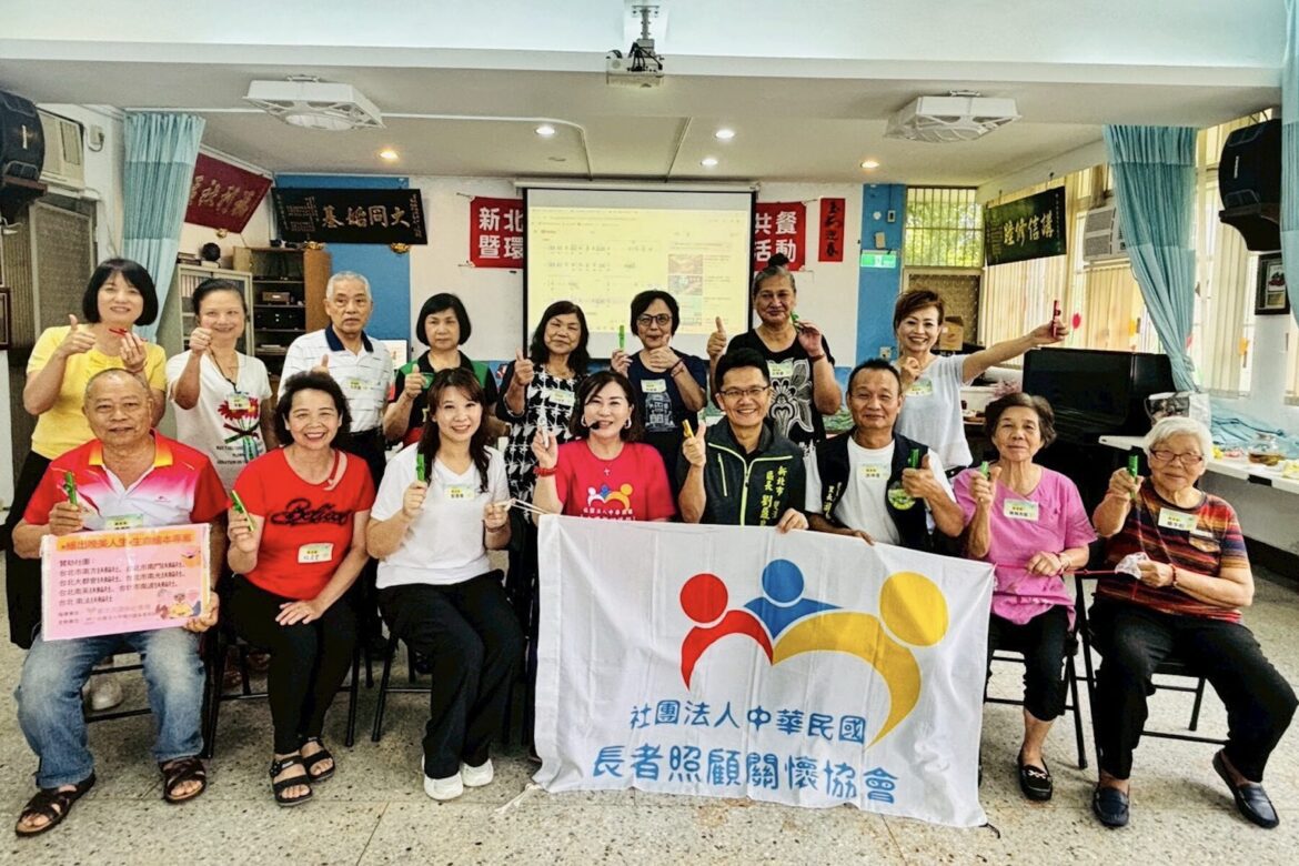 長者照顧關懷協會深入雙溪區帶領長輩創作生命繪本與演奏