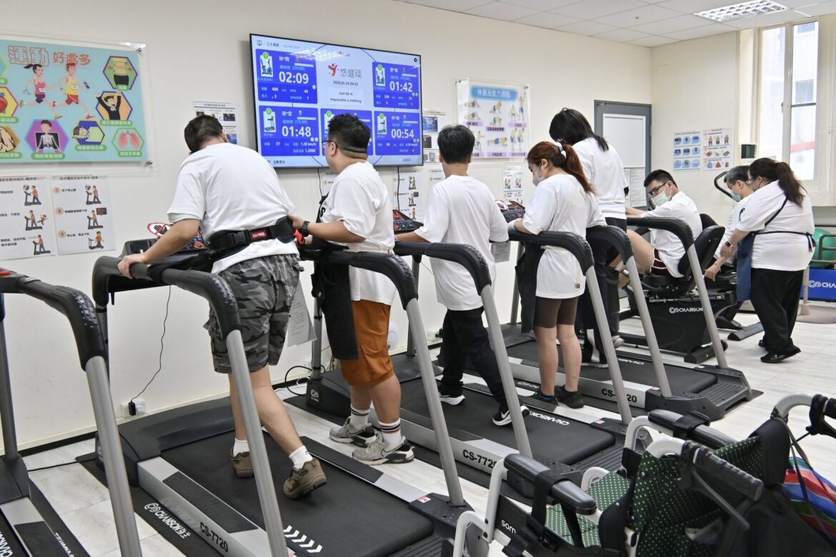 新北三重重新日照中心導入AI智慧運動系統協助身障者延緩身體機能退化