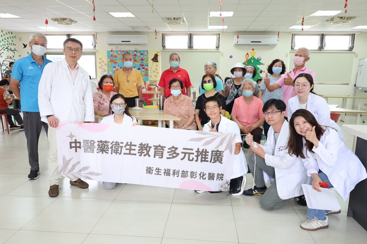 部彰藥師走進長照據點　陪伴長輩手作足浴包